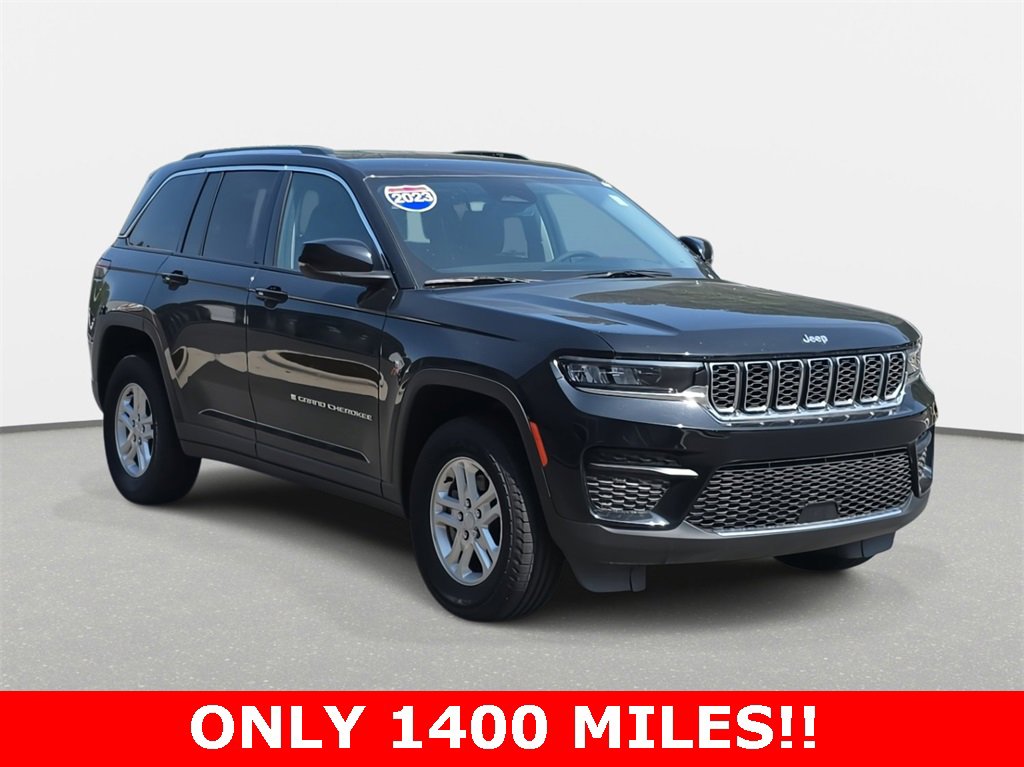 Used 2023 Jeep Grand Cherokee Laredo image 3