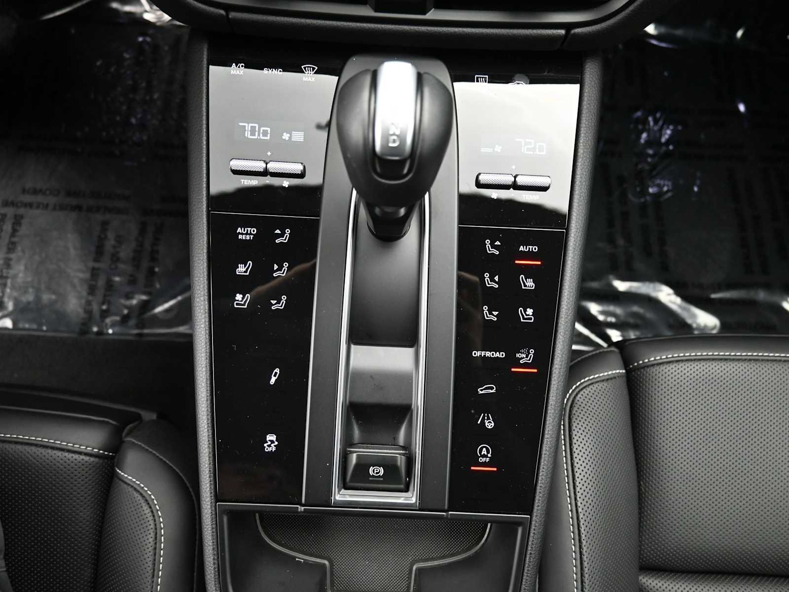 Certified 2025 Porsche Macan Turbo AWD/4WD image 17