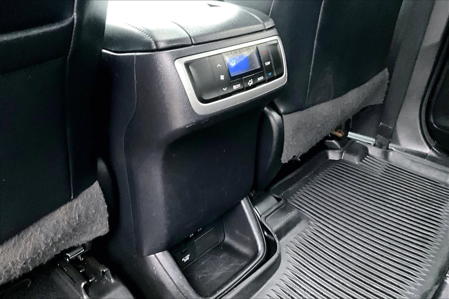 Used 2018 Toyota Highlander XLE AWD/4WD image 30