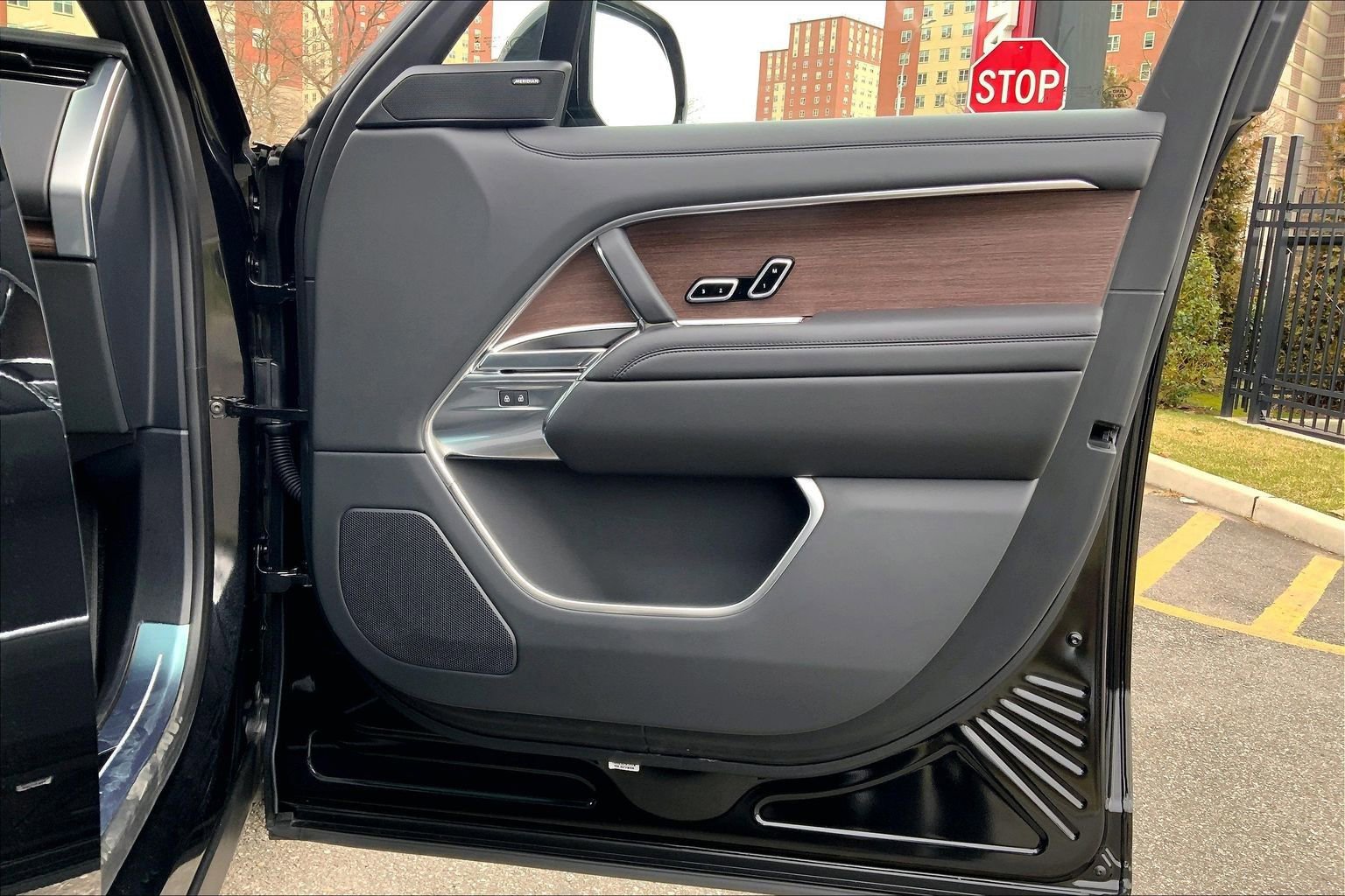 Used 2025 Land Rover Range Rover SE image 22