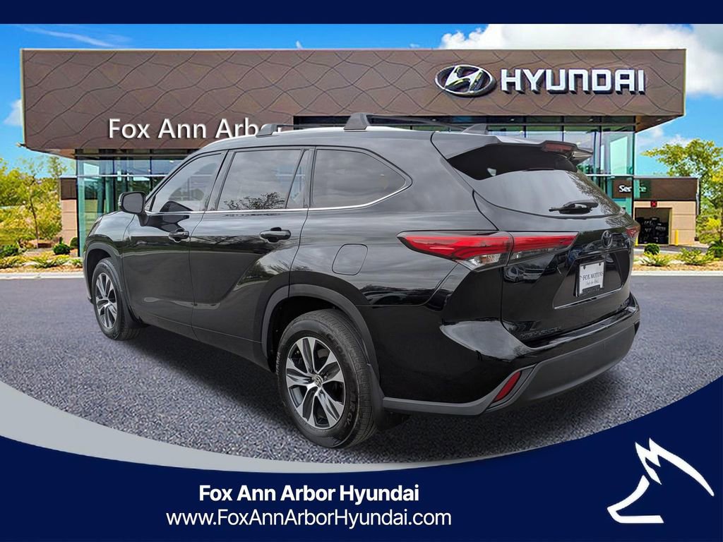 Used 2020 Toyota Highlander XLE AWD/4WD image 3