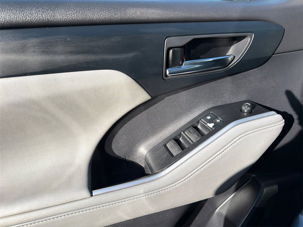 Used 2020 Toyota Highlander XLE image 34