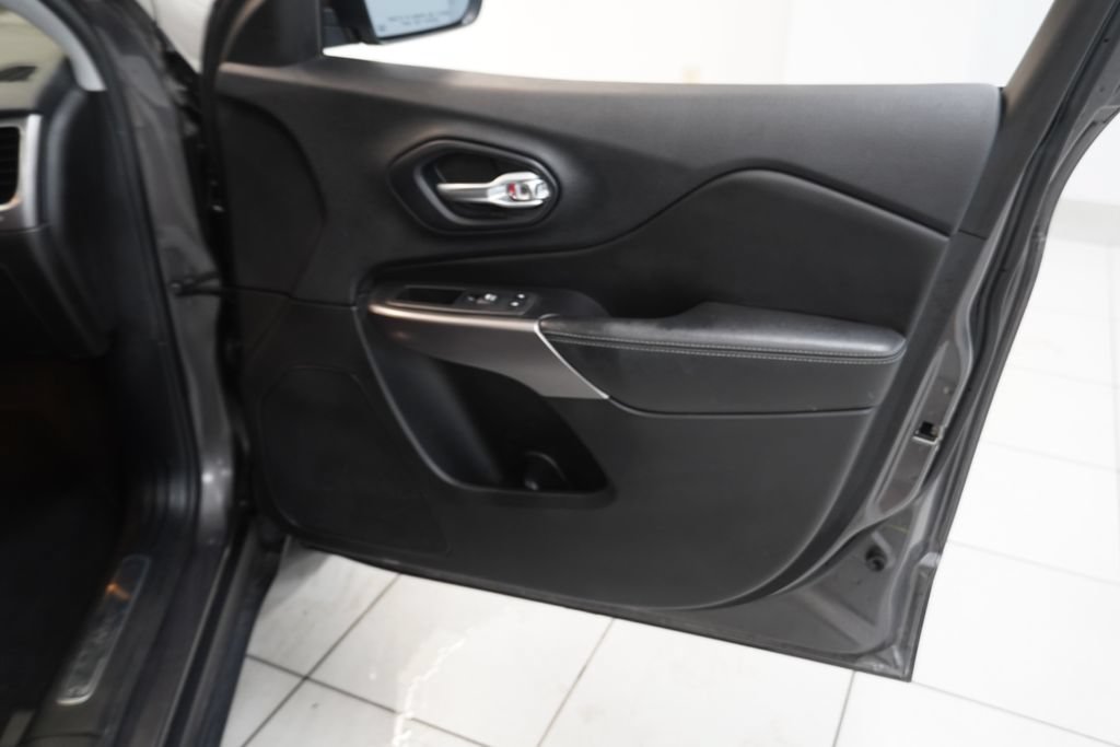 Used 2019 Jeep Cherokee Limited AWD/4WD image 23