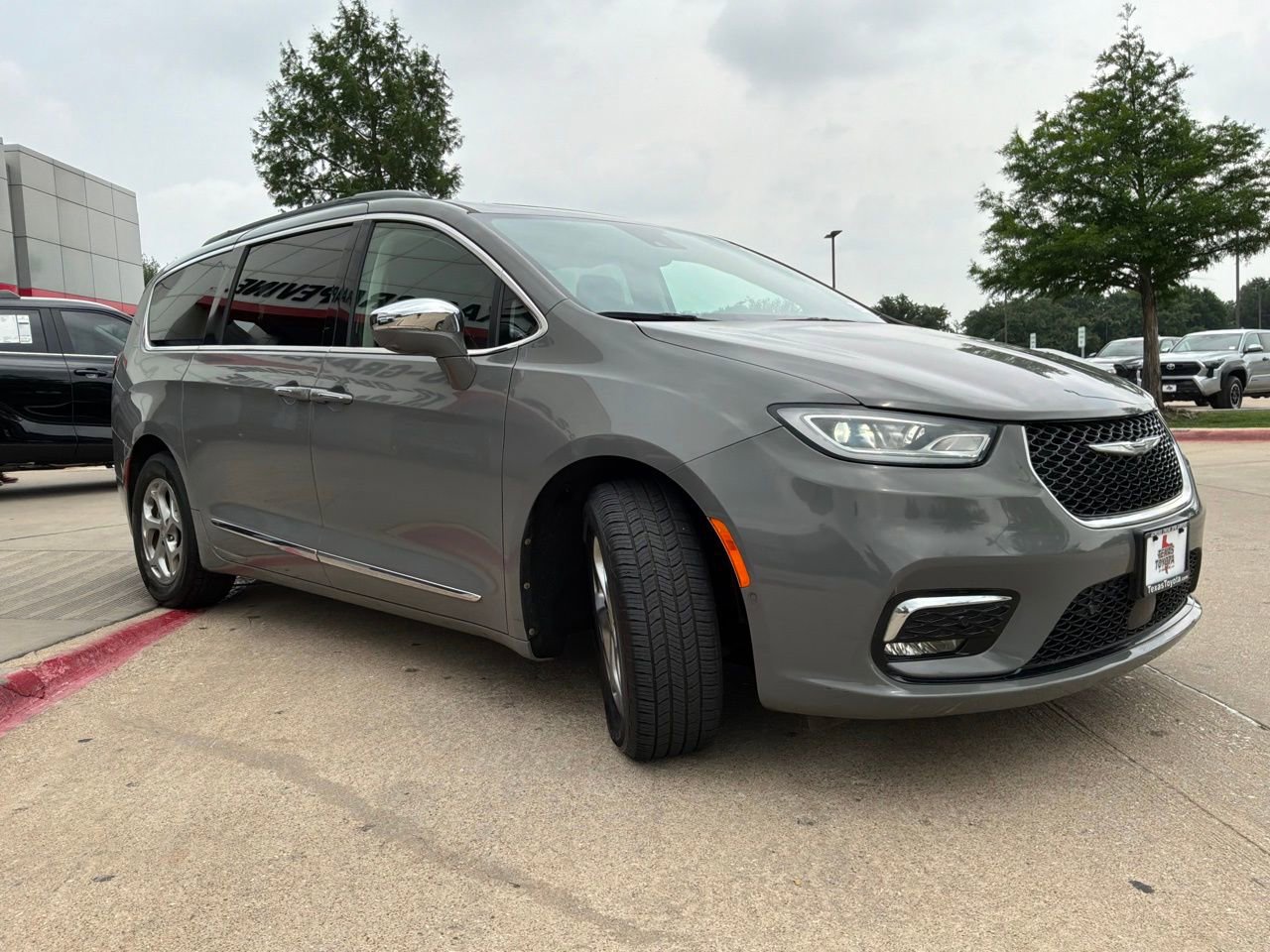 Used 2022 Chrysler Pacifica Limited FWD image 4
