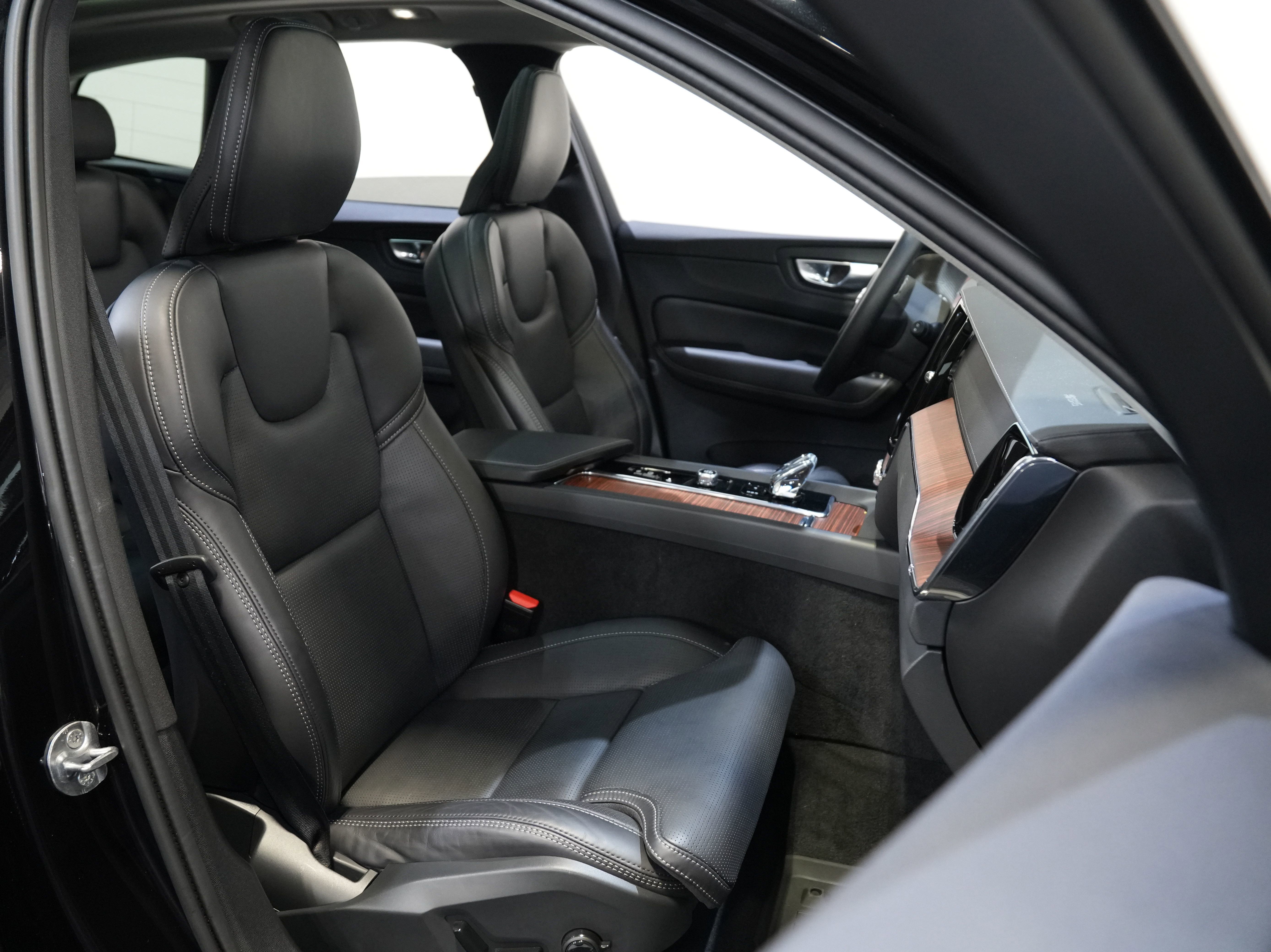 Used 2024 Volvo XC60 B5 Ultimate w/ Protection Package Premier image 32