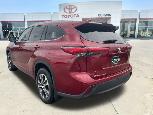 Used 2021 Toyota Highlander XLE AWD/4WD image 3