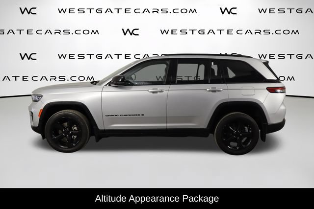 Used 2023 Jeep Grand Cherokee Altitude AWD/4WD image 5