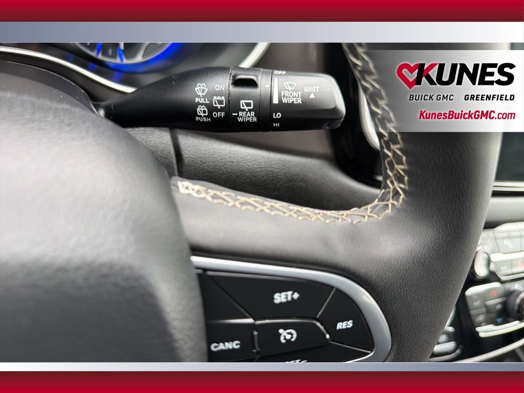 Used 2025 Chrysler Pacifica Select image 24