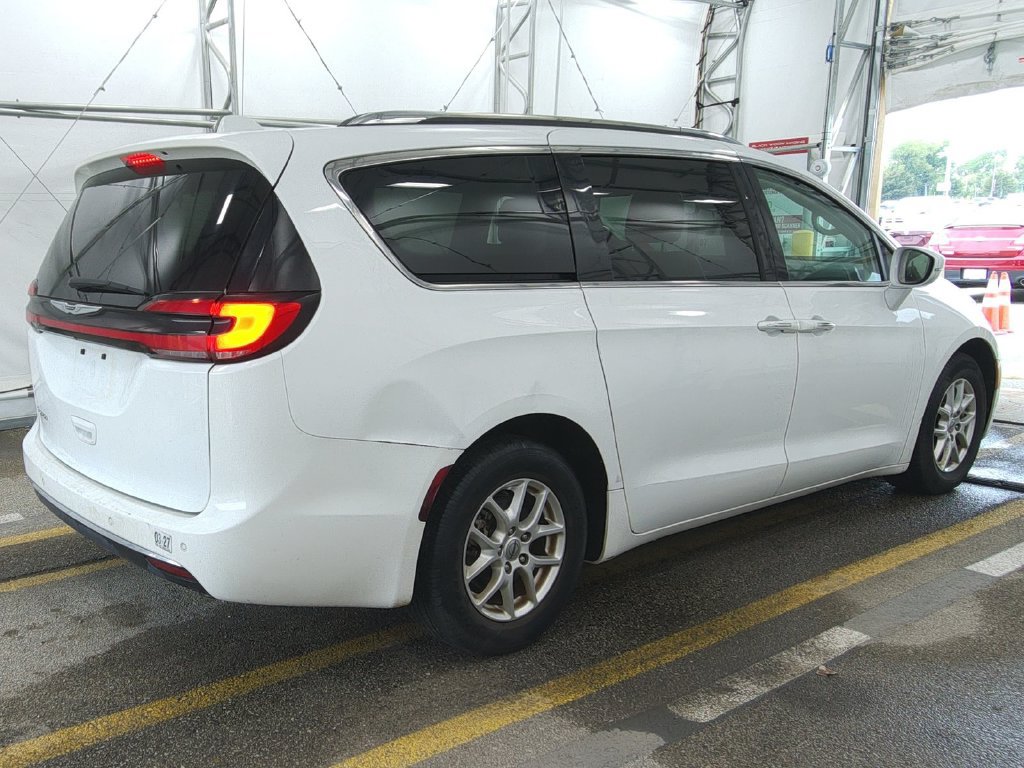 Used 2021 Chrysler Pacifica Touring-L FWD image 2