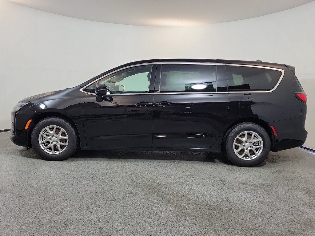 New 2027 Chrysler Pacifica Select FWD image 4