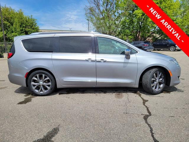 Used 2019 Chrysler Pacifica Limited FWD image 2