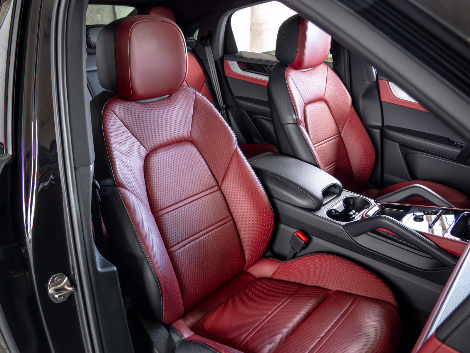 Certified 2025 Porsche Cayenne E-Hybrid Coupe w/ Premium Package Plus AWD/4WD image 56