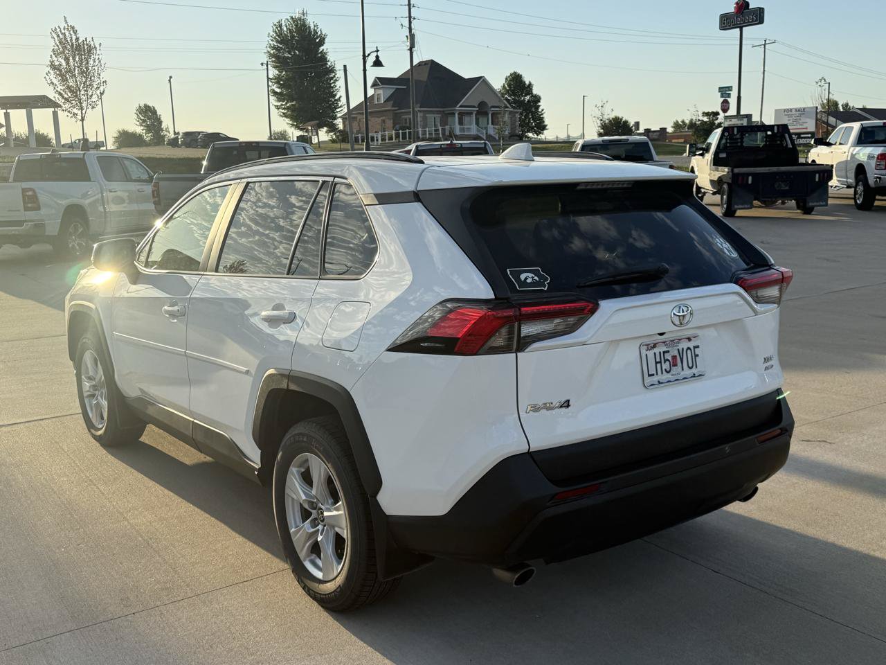 Used 2021 Toyota RAV4 XLE AWD/4WD image 5