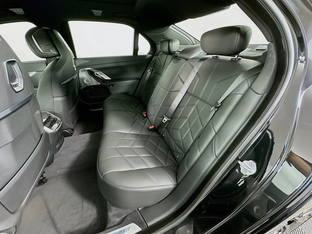 Used 2025 BMW 750e xDrive AWD/4WD image 24