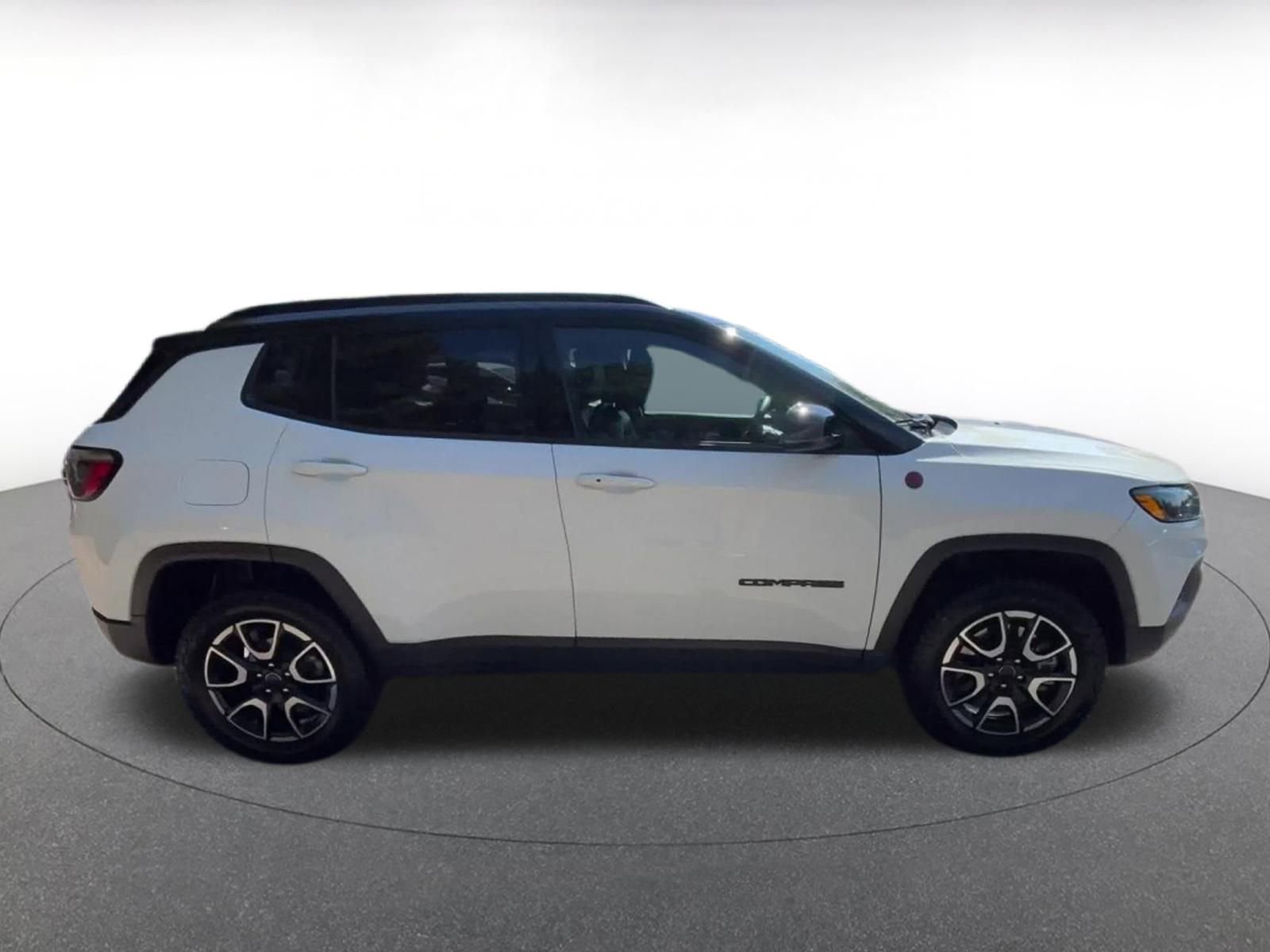 Used 2025 Jeep Compass Trailhawk image 16
