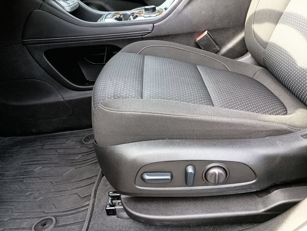Used 2023 GMC Acadia SLE w/ Driver Convenience Package FWD image 18