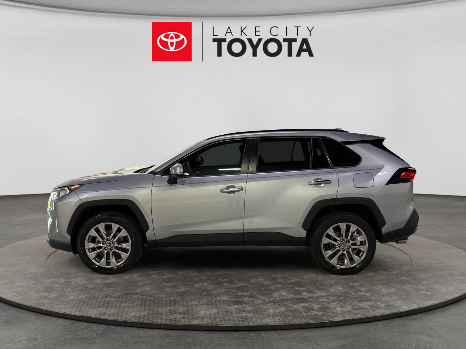 Used 2019 Toyota RAV4 Limited w/ Cold Weather Package FWD image 3