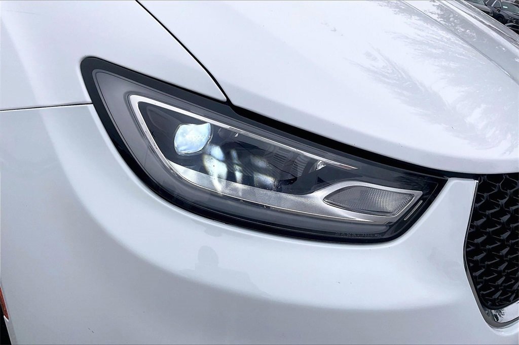Used 2024 Chrysler Pacifica Touring-L image 7