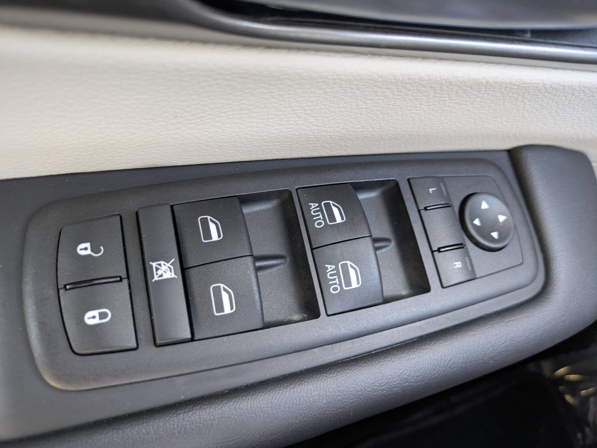 Used 2024 Chrysler Pacifica Touring-L FWD image 26