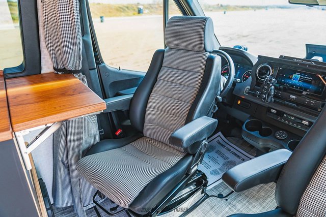 Used 2024 Mercedes-Benz Sprinter 2500 image 36