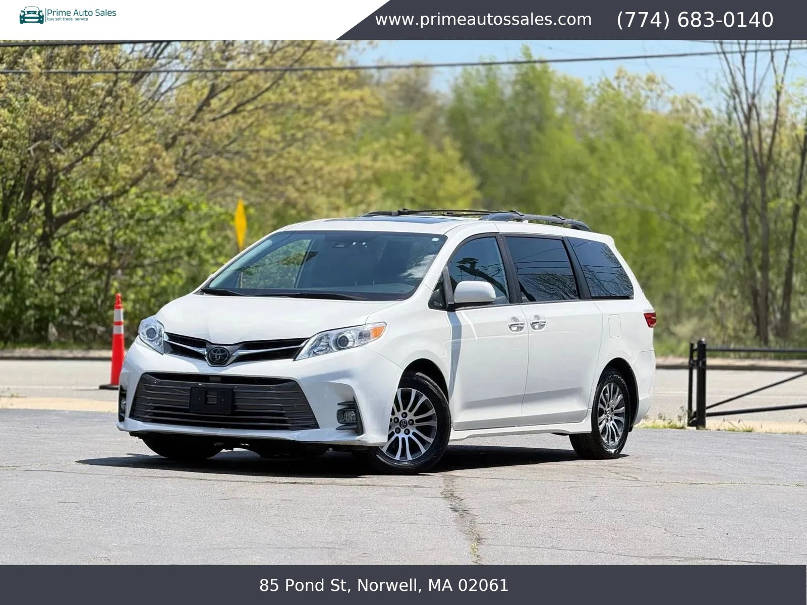 Used 2019 Toyota Sienna XLE w/ XLE Navigation Package FWD image 3