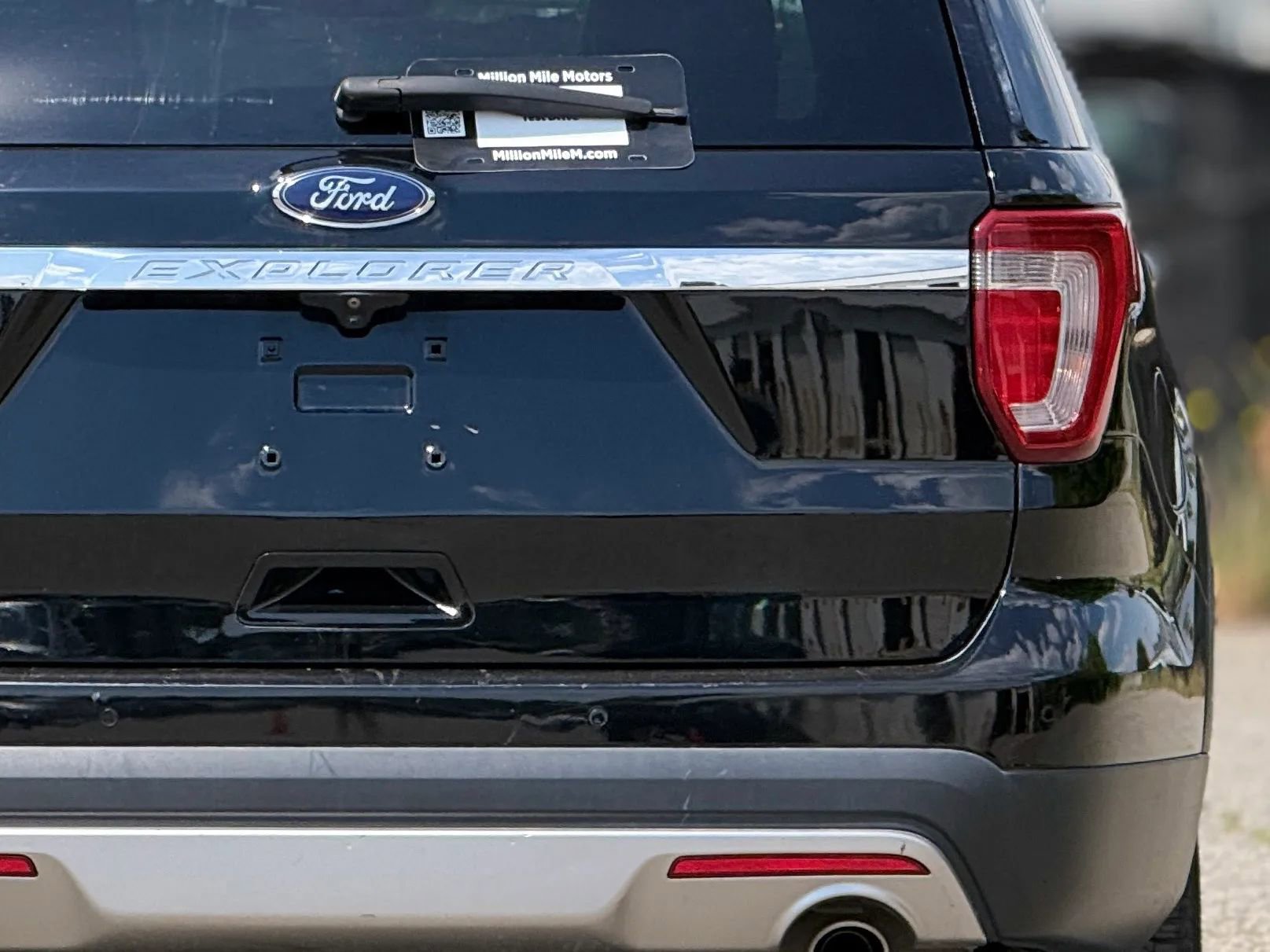 Used 2016 Ford Explorer XLT w/ Equipment Group 202A FWD image 14