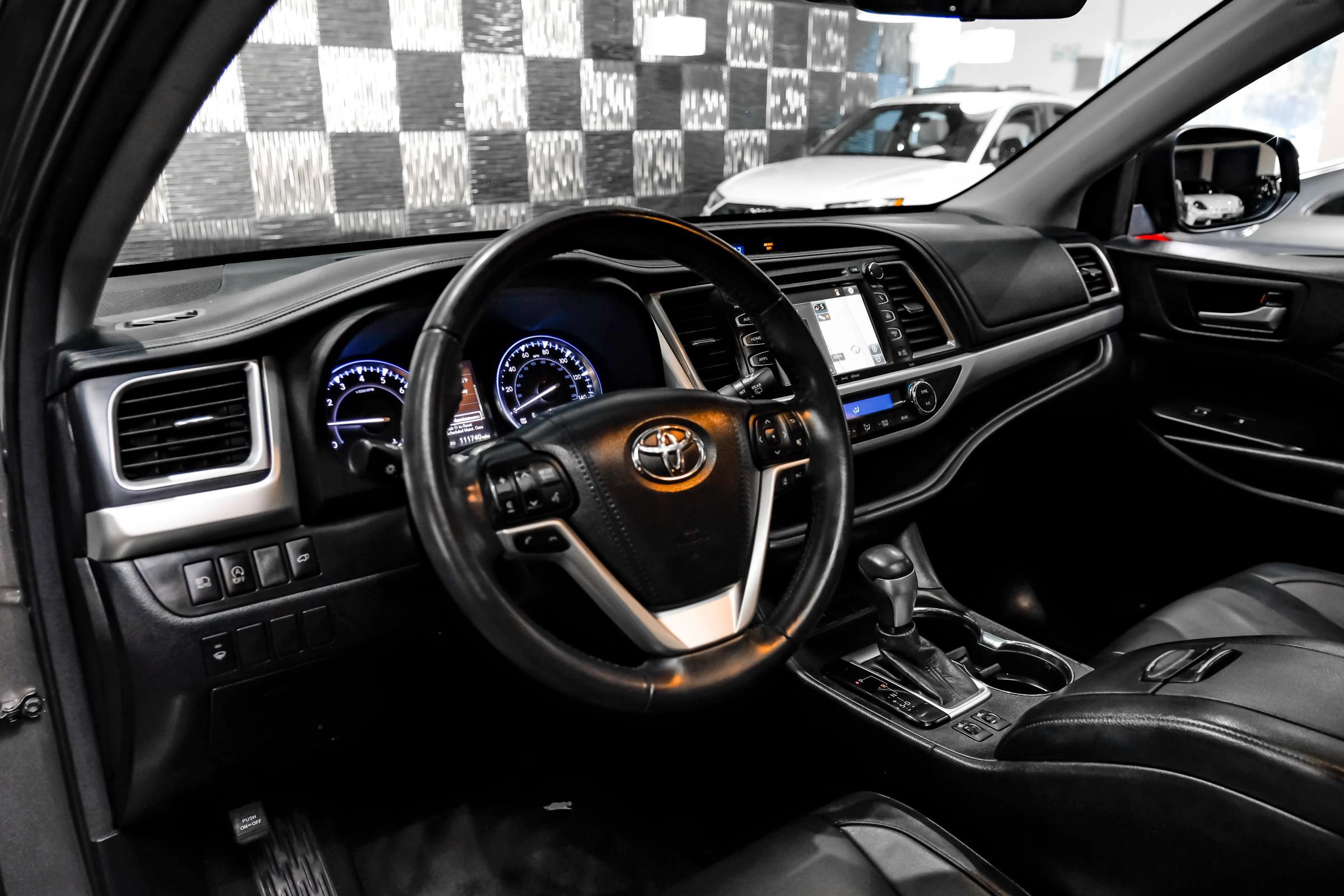 Used 2018 Toyota Highlander XLE FWD image 3