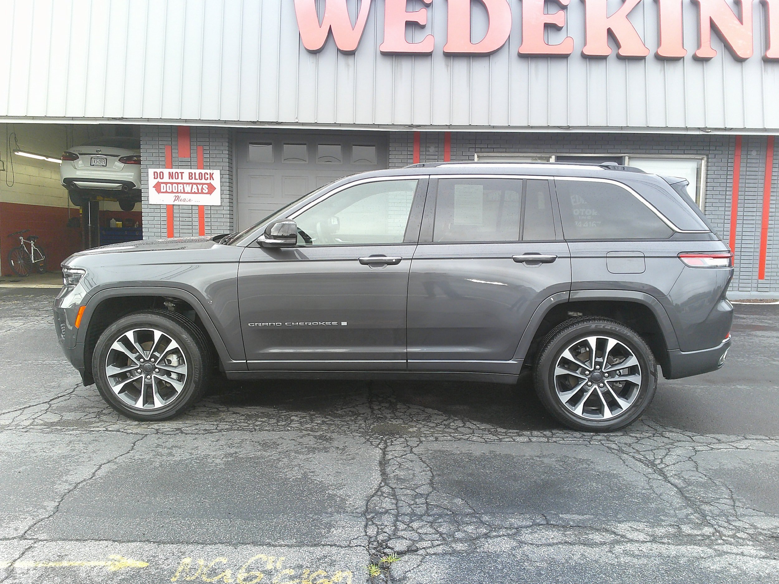 Used 2022 Jeep Grand Cherokee Overland w/ Luxury Tech Group IV AWD/4WD image 2
