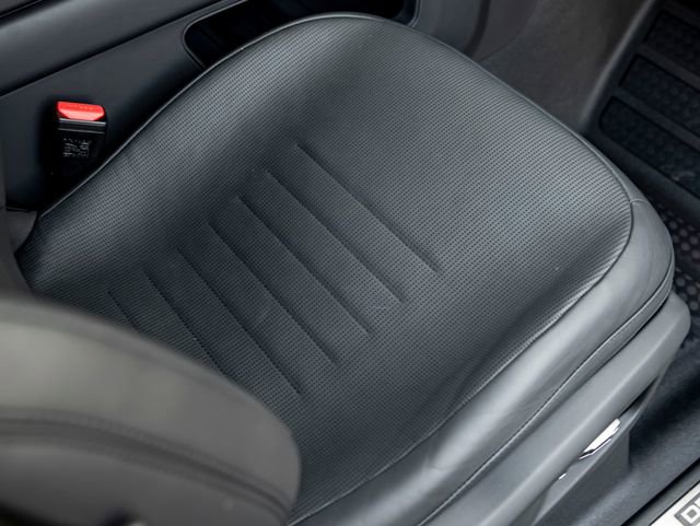 Used 2025 Land Rover Defender 110 AWD/4WD image 36