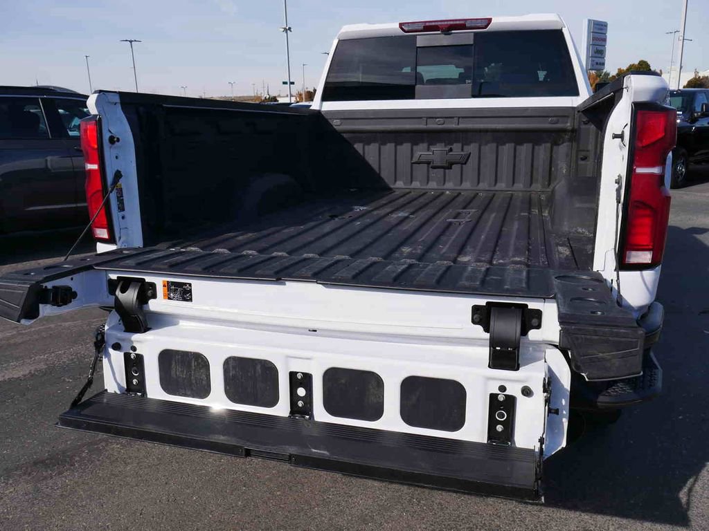 Used 2025 Chevrolet Silverado 3500 LT image 10