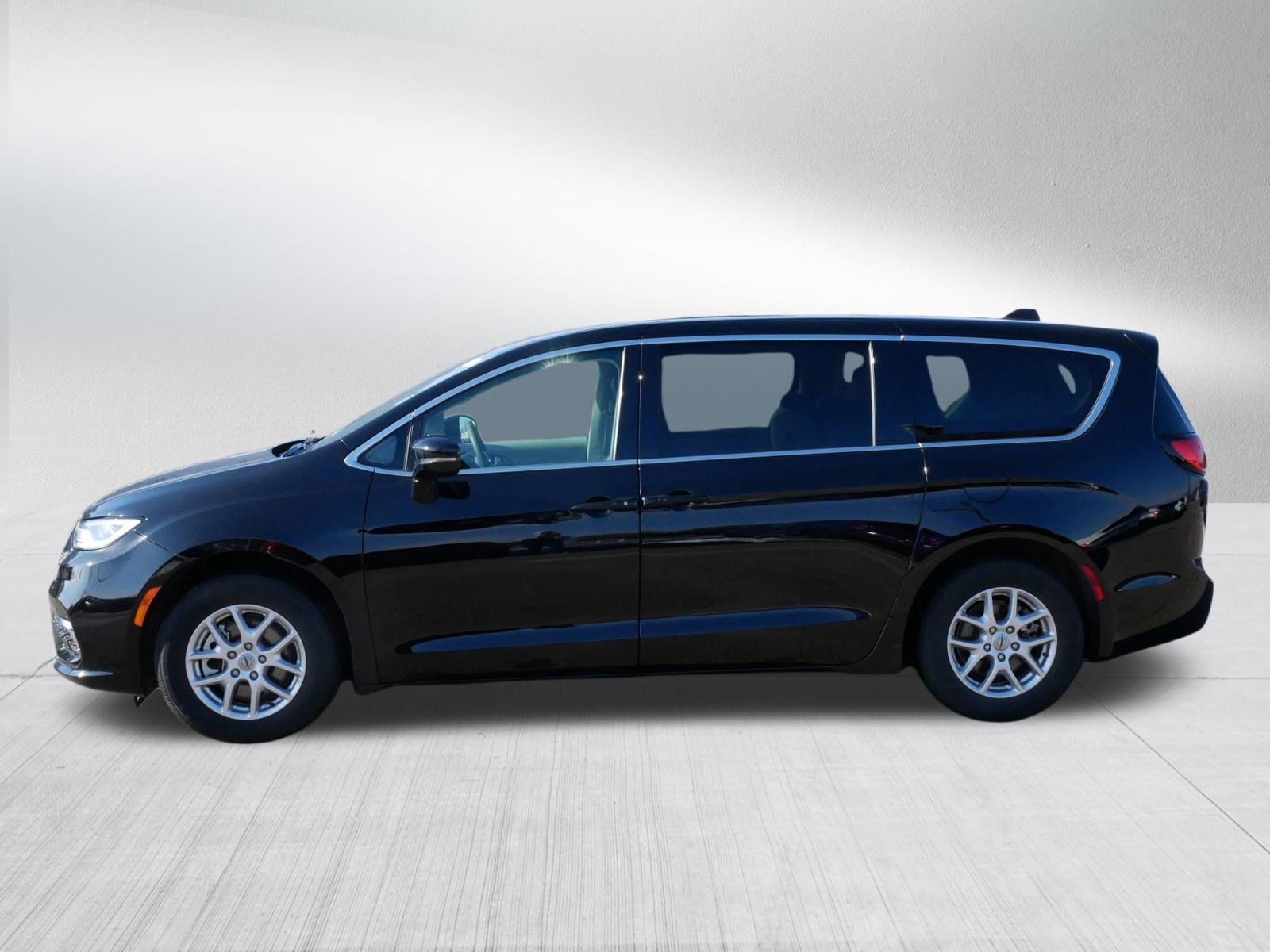 Used 2024 Chrysler Pacifica Touring-L image 4