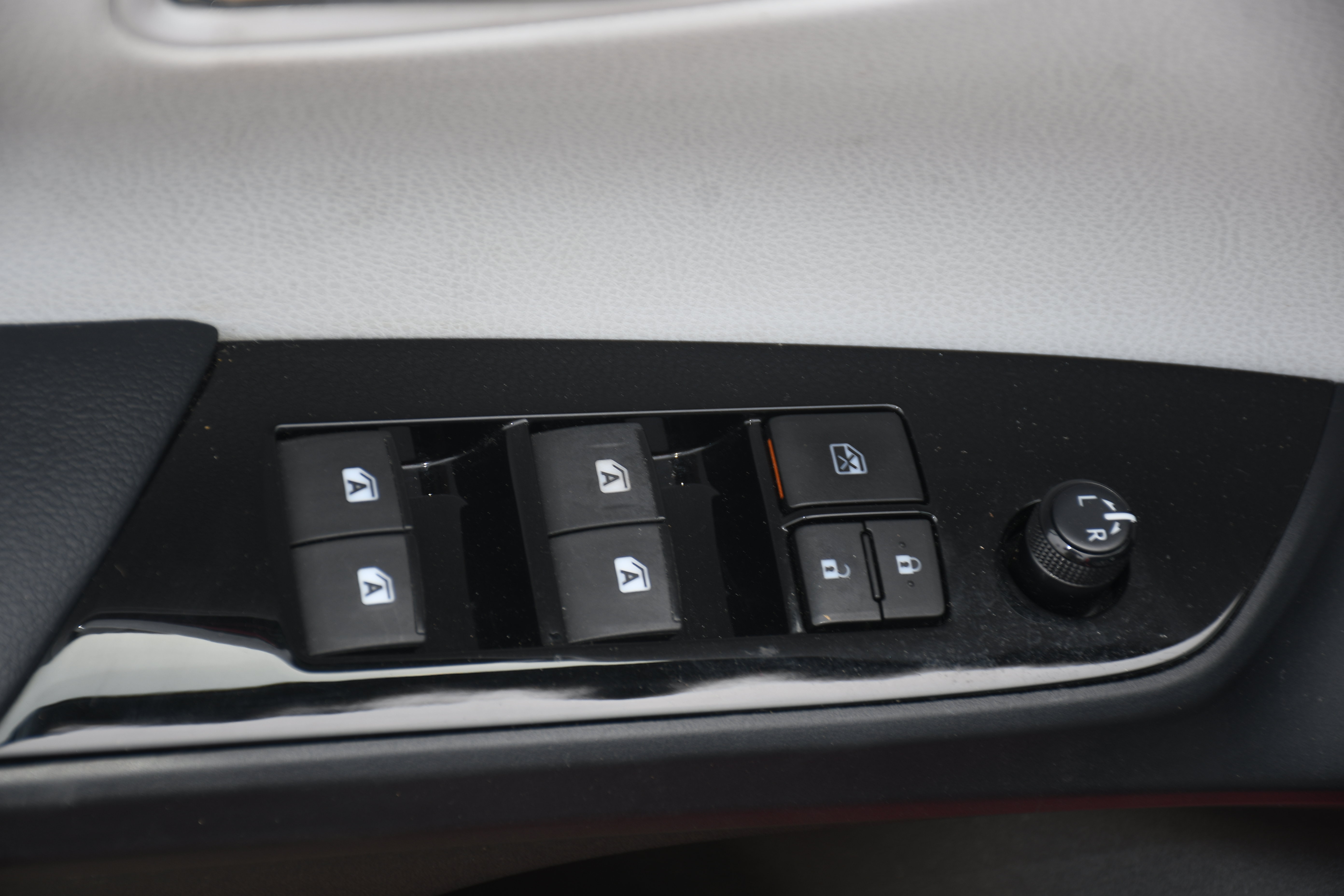 Used 2017 Toyota Prius Four FWD image 11