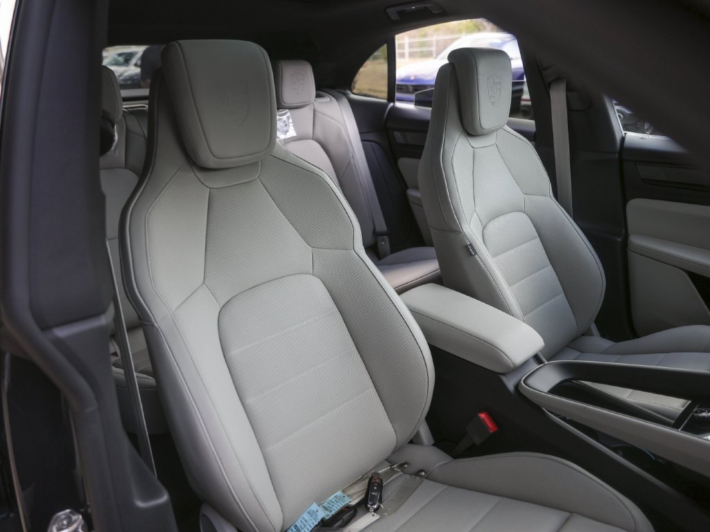 New 2026 Porsche Macan Electric RWD image 34
