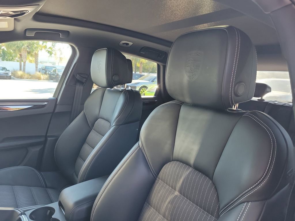 Certified 2025 Porsche Macan Turbo image 6