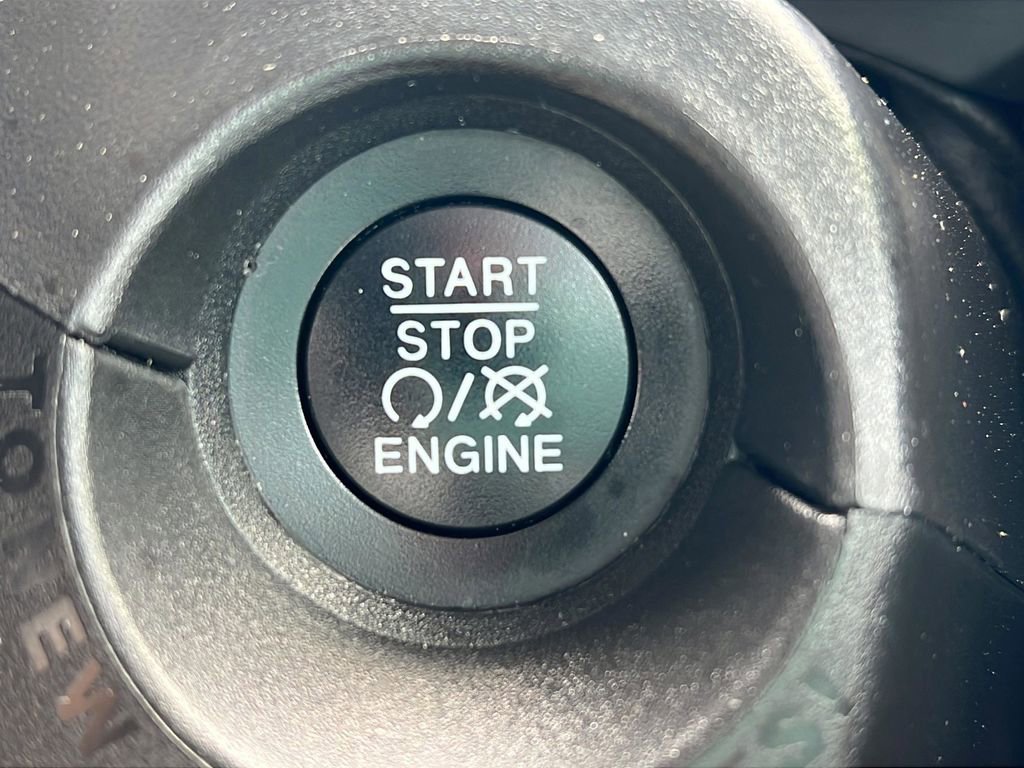 Used 2021 Jeep Renegade Latitude FWD image 25