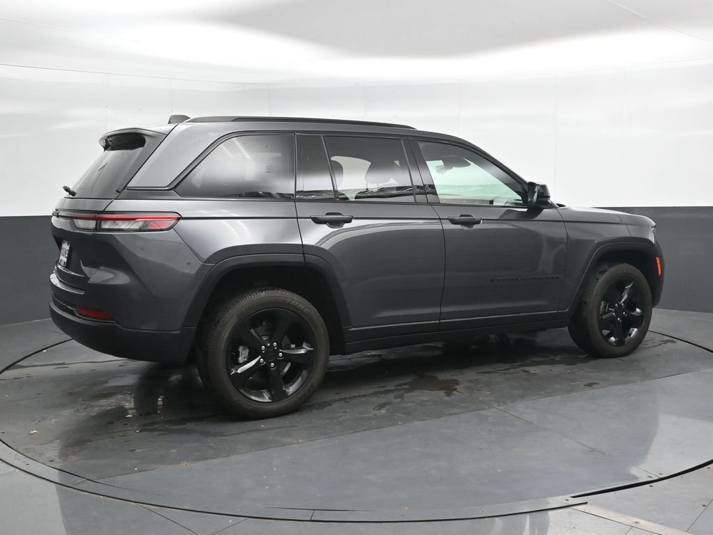 Used 2025 Jeep Grand Cherokee Altitude AWD/4WD image 2