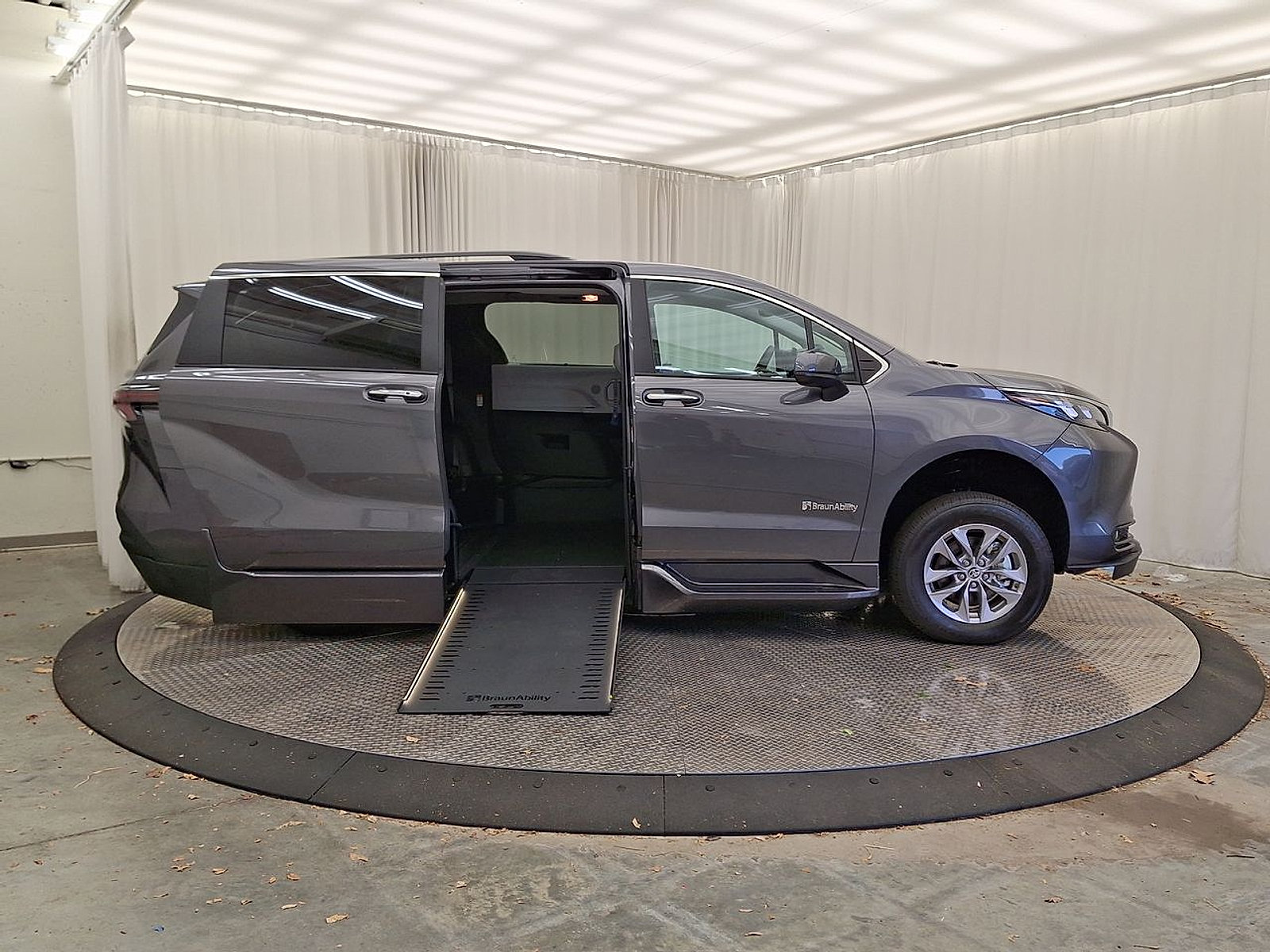 Used 2025 Toyota Sienna XLE w/ XLE Plus Package FWD image 35