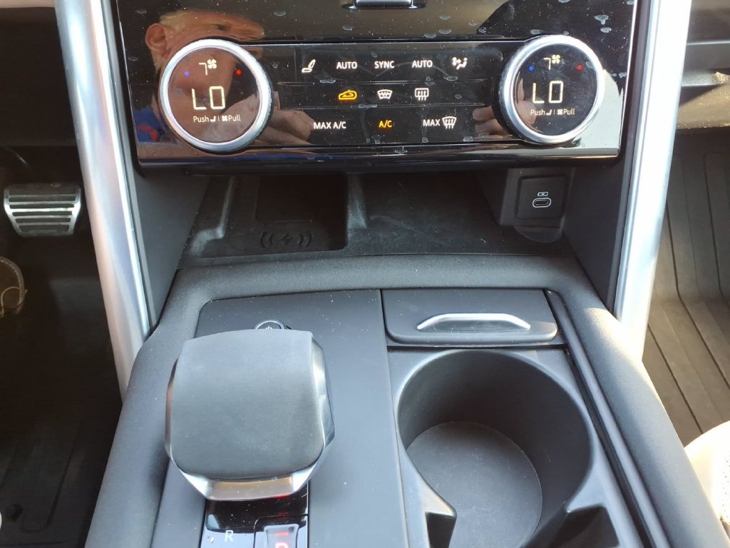 Used 2024 Land Rover Discovery Dynamic SE AWD/4WD image 22