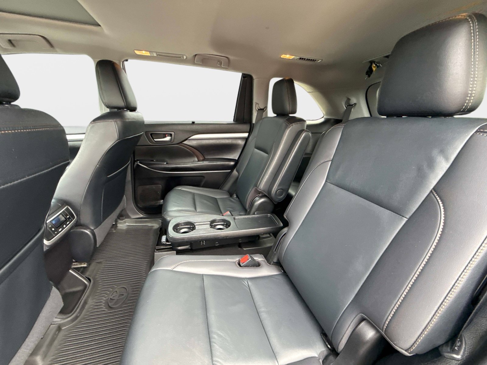 Used 2019 Toyota Highlander XLE AWD/4WD image 16