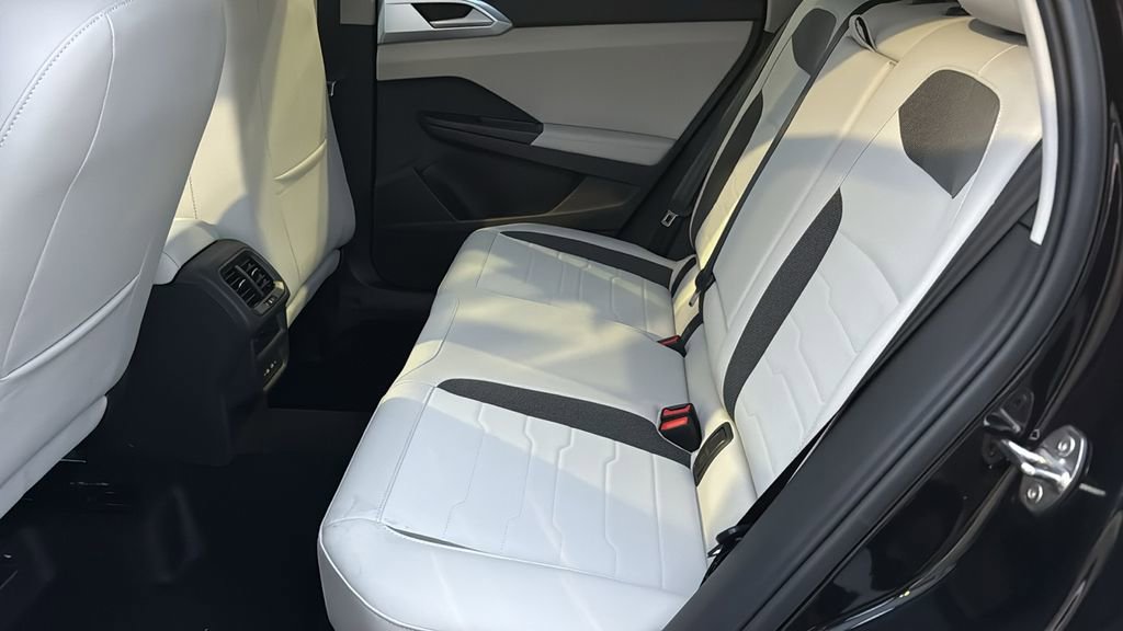 New 2026 Volkswagen Taos SE image 11