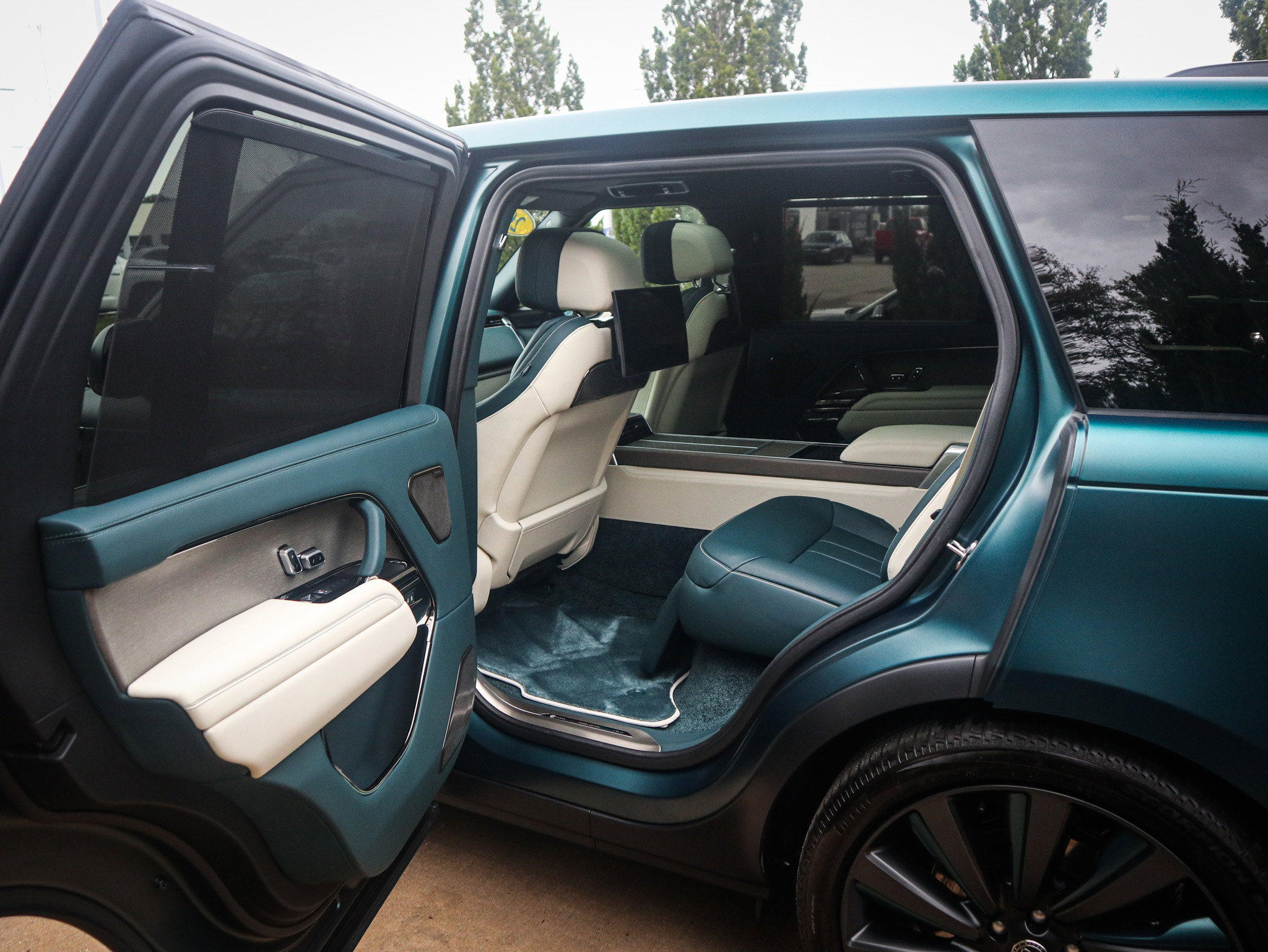 Used 2025 Land Rover Range Rover SV image 36