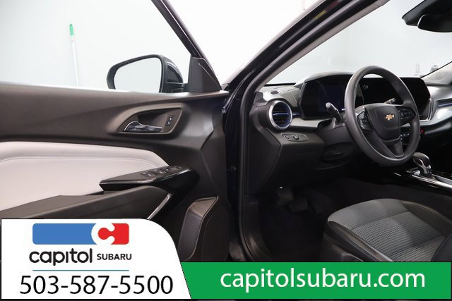 Used 2025 Chevrolet Trax LT FWD image 9