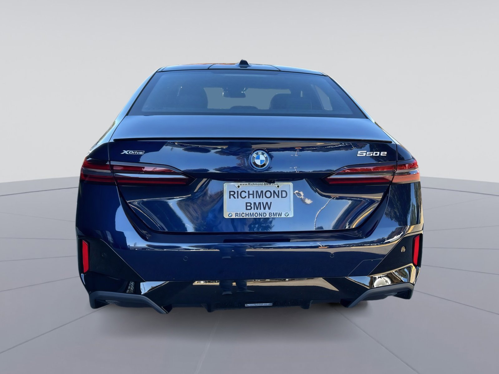 New 2026 BMW 550e xDrive w/ Executive Package image 4