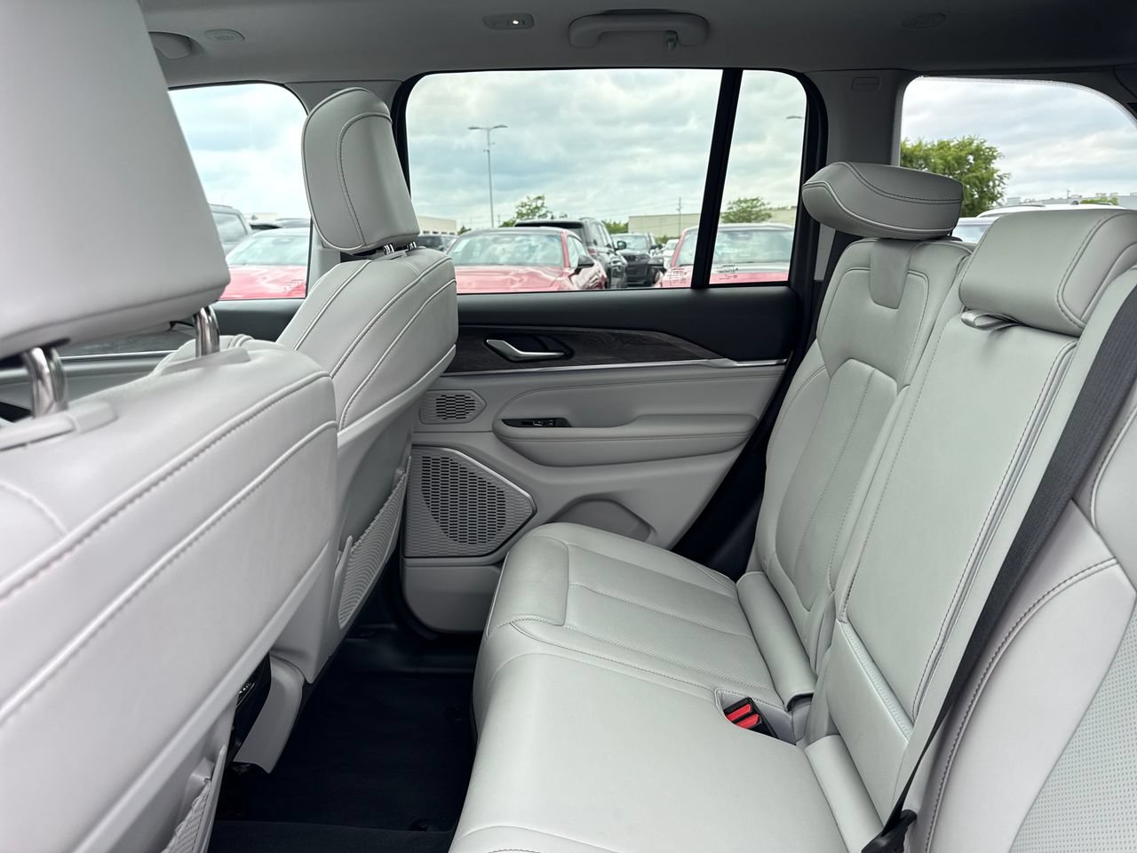 Used 2023 Jeep Grand Cherokee Overland AWD/4WD image 14