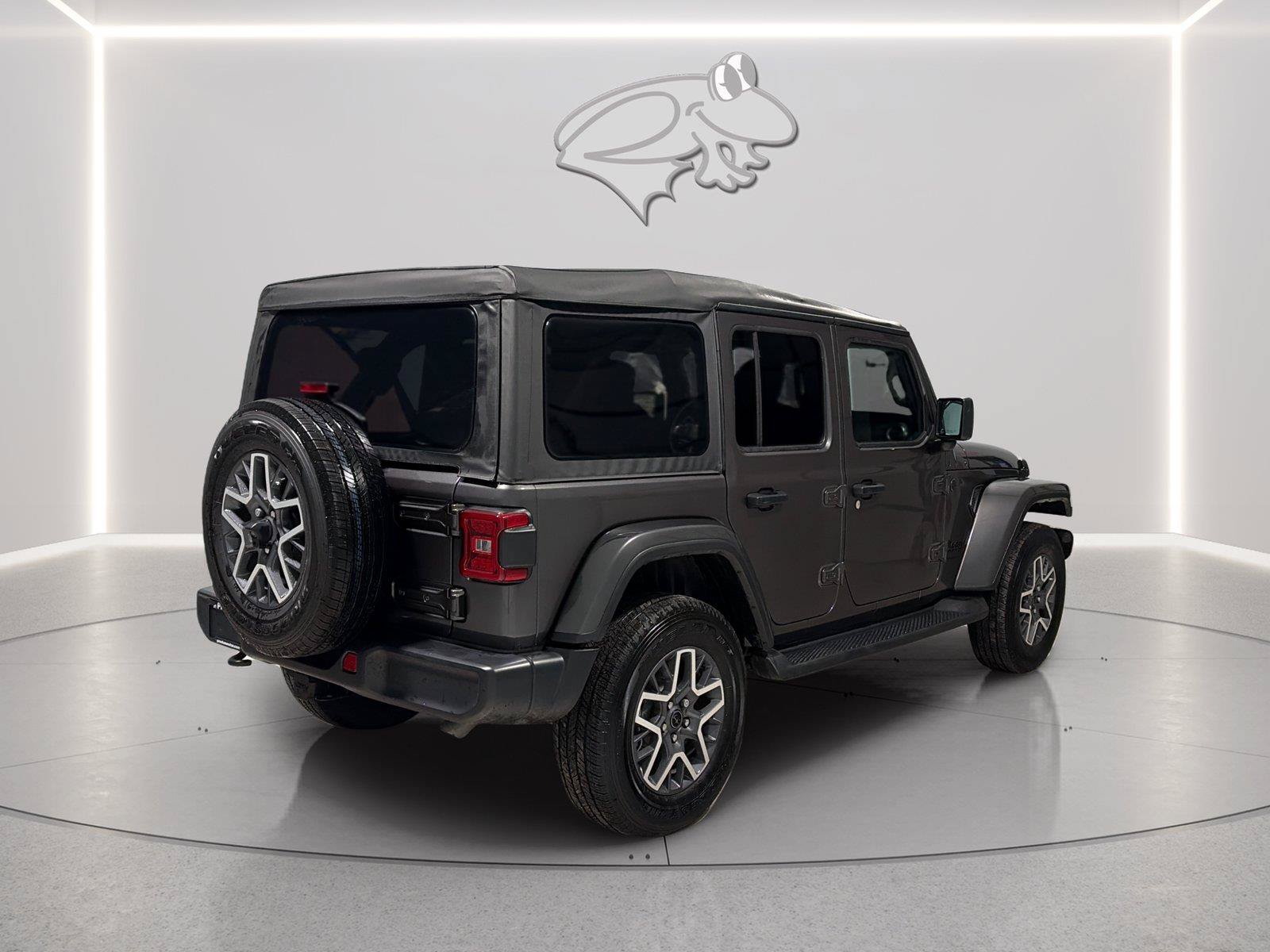 Used 2025 Jeep Wrangler Unlimited Sahara AWD/4WD image 5
