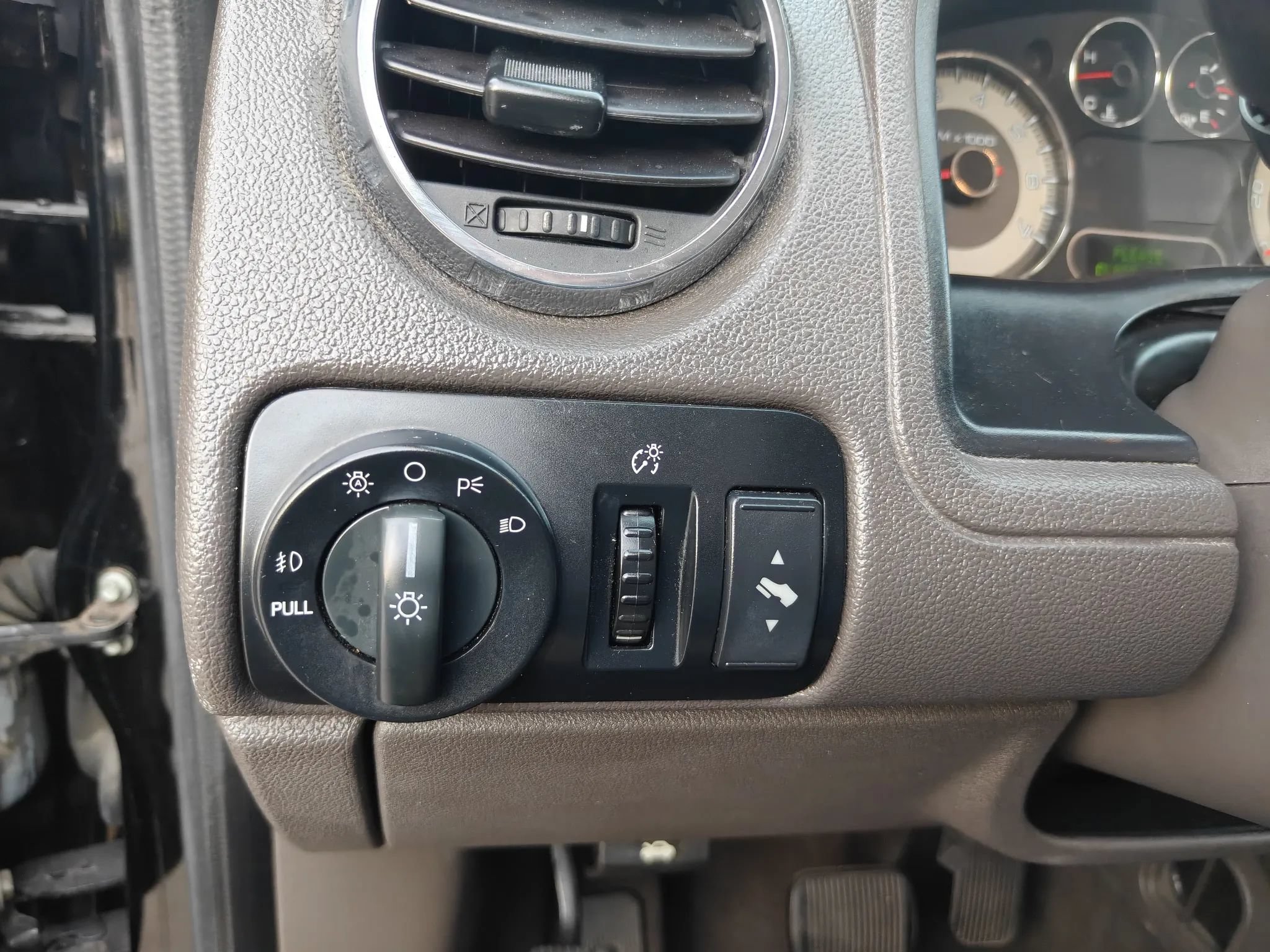 Used 2008 Ford Taurus X Limited FWD image 18