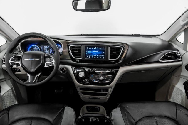 Used 2019 Chrysler Pacifica Touring-L FWD image 12
