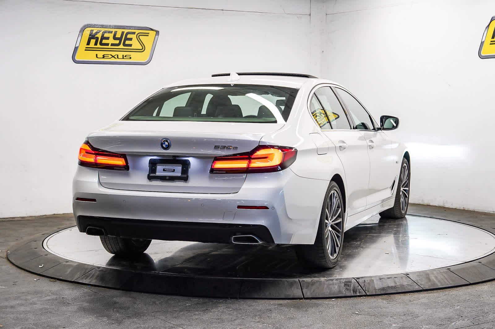 Used 2023 BMW 530e w/ Convenience Package RWD image 4