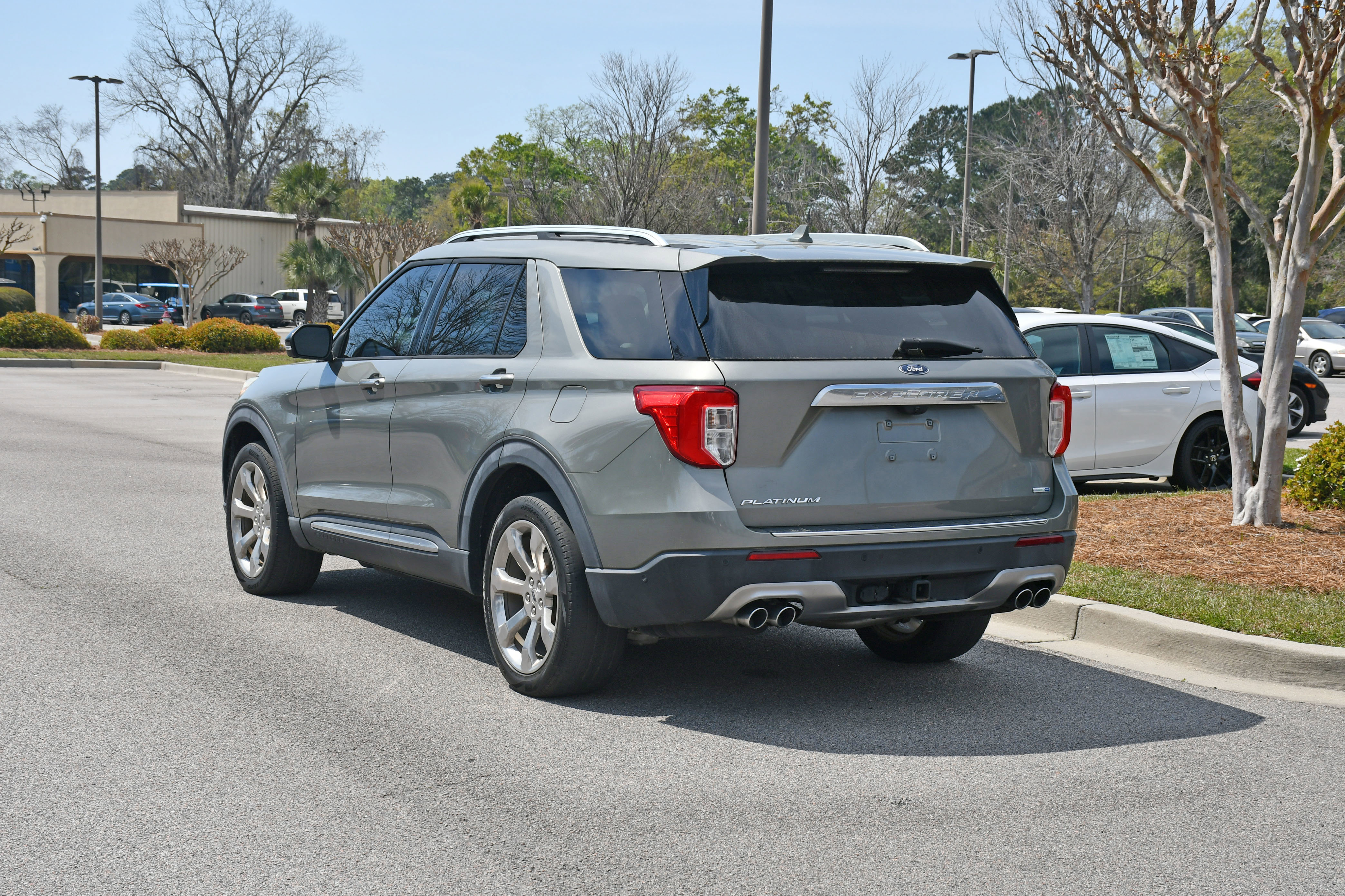 Used 2020 Ford Explorer Platinum w/ Premium Technology Package image 3