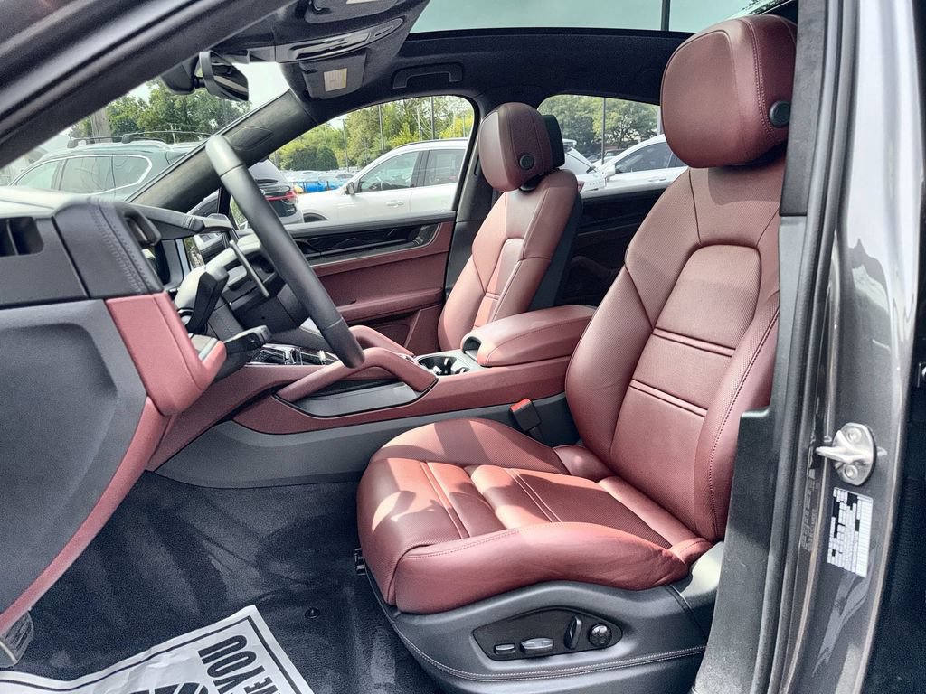 Used 2024 Porsche Cayenne Turbo AWD/4WD image 13